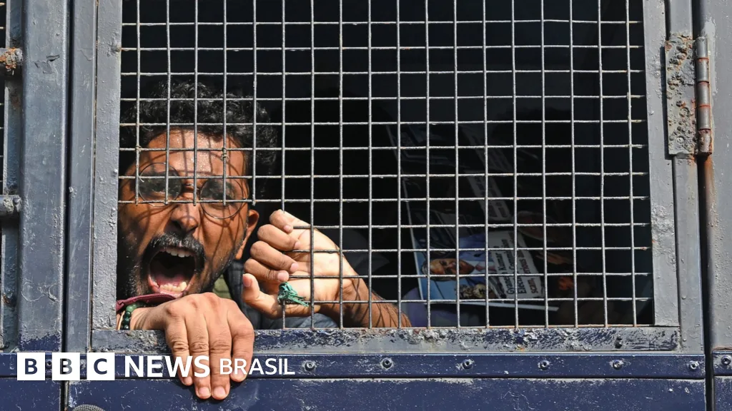 A nova onda de protestos de jovens do movimento das 'baratas' na Índia em imagens