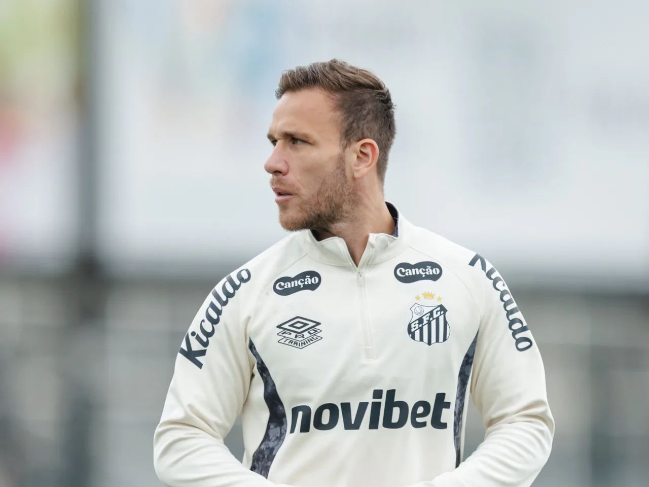 Arthur volta a treinar, mas Santos adota cautela para clássico