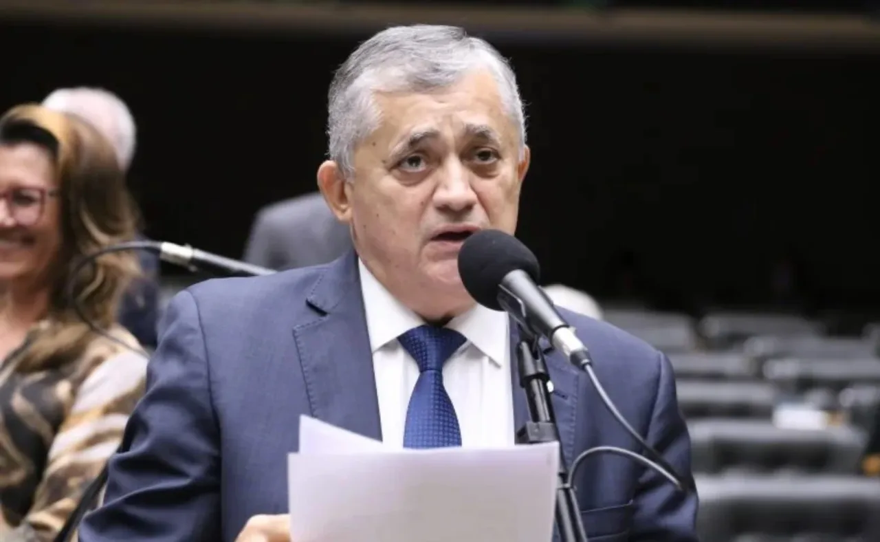 Guimarães questiona caráter de Flávio após rumores de fuga