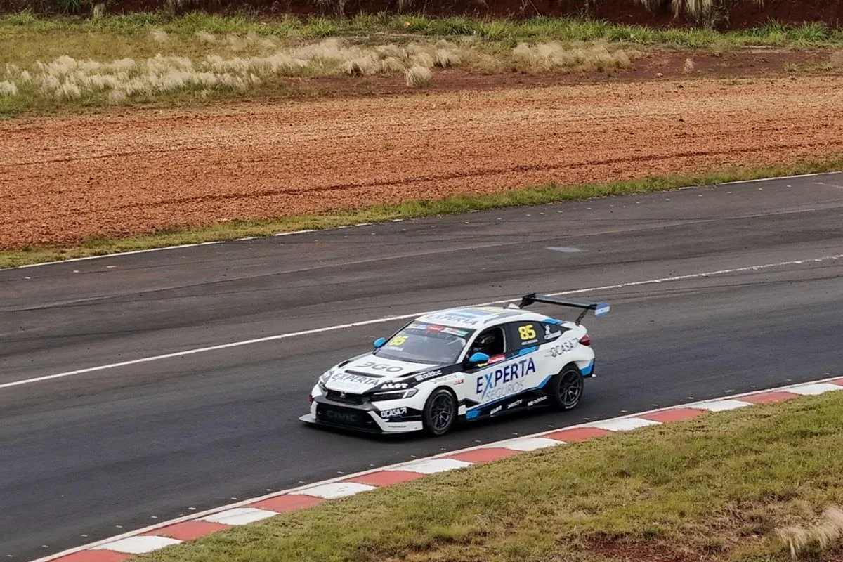 Pneu de carro atinge espectador em corrida de carros na Argentina