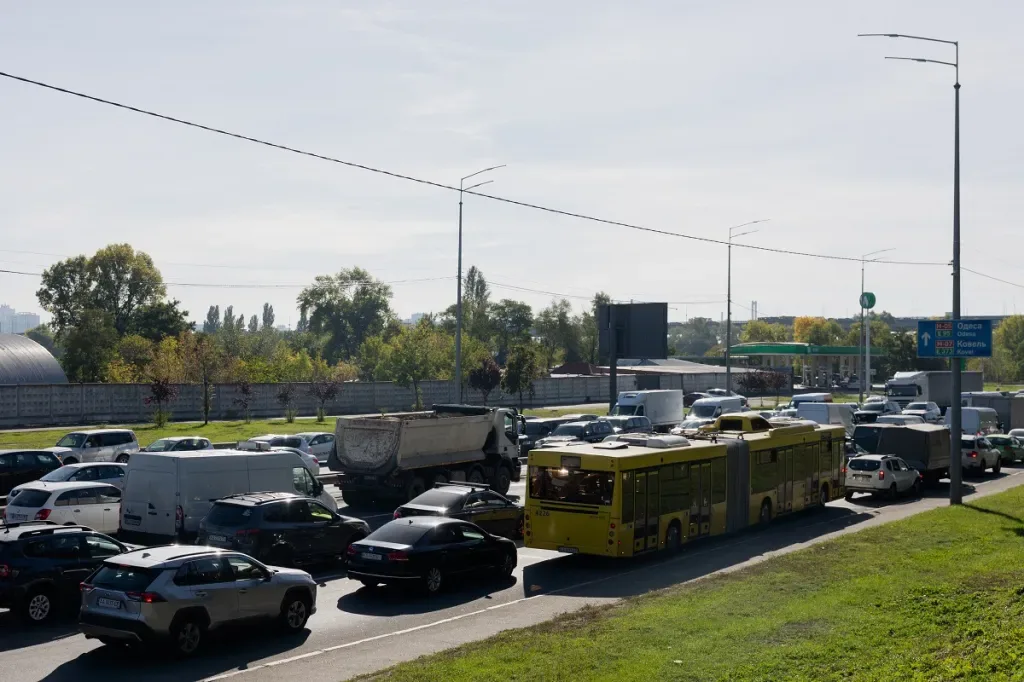Ataques russos geram enormes congestionamentos em Kiev; veja fotos