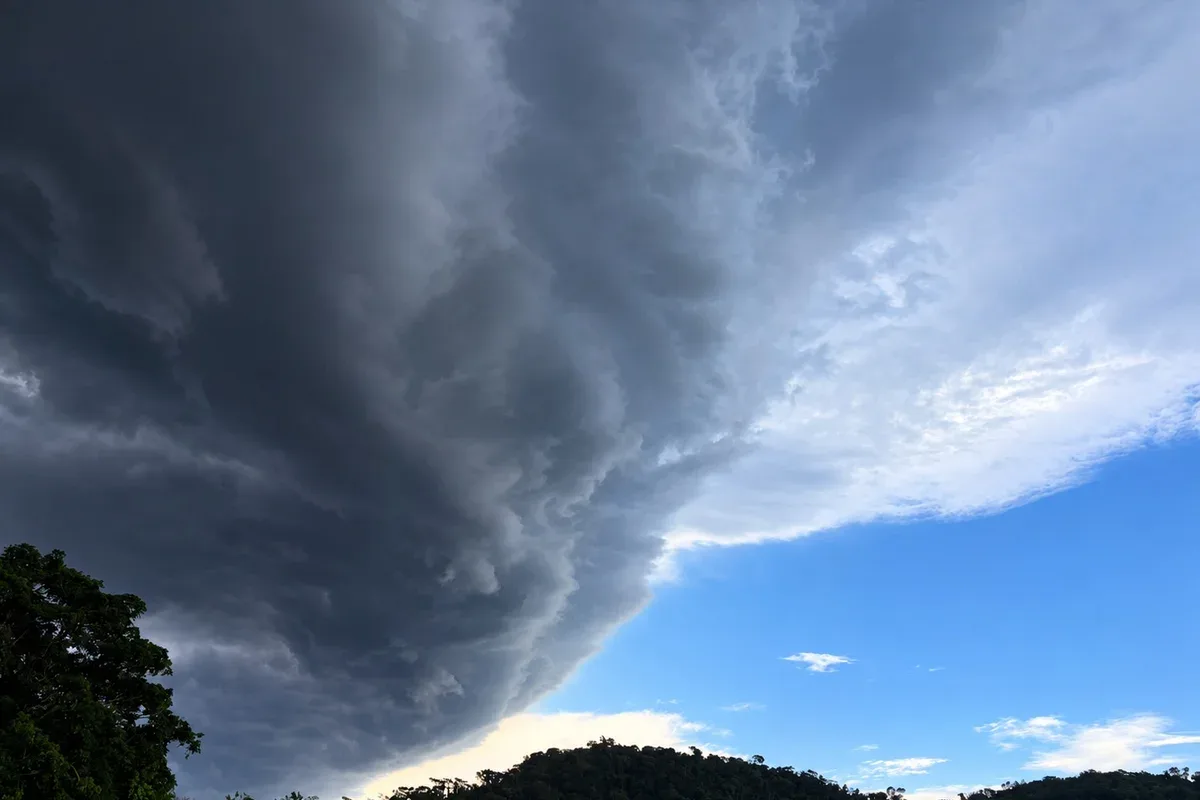 Granizo e ventos de até 100 km/h colocam 255 cidades de MG em alerta