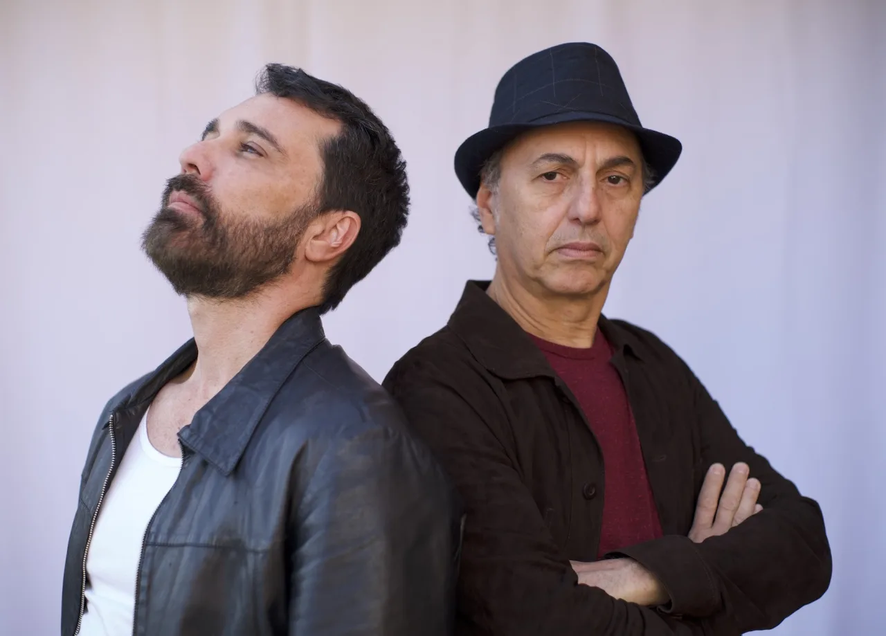 “Aline Alone”, a nova parceria de Rodrigo Bittencourt e Zeca Baleiro