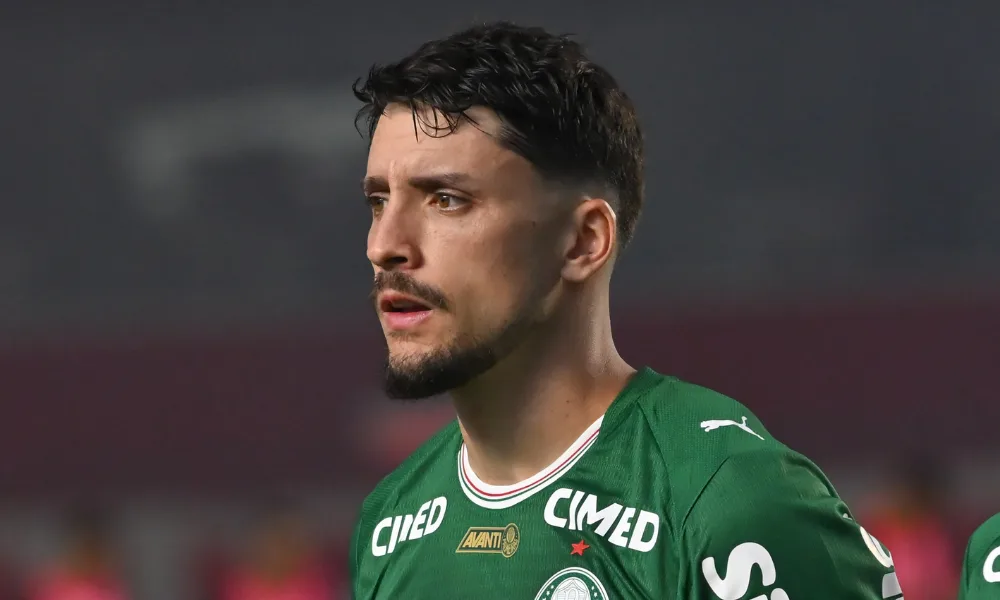 Palmeiras bate Athletico por 2 a 0 e dorme na liderança do Brasileirão