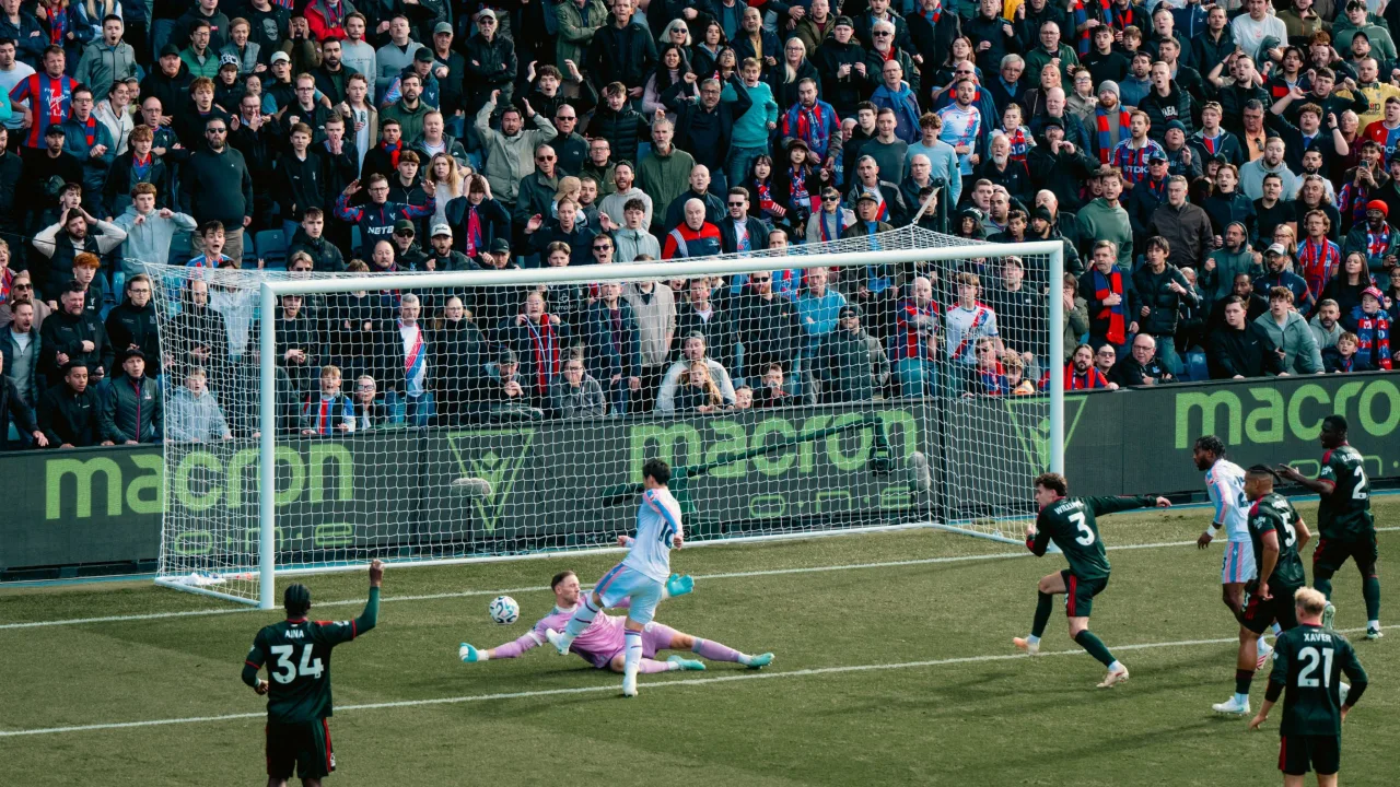 Crystal Palace vira sobre o Nottingham Forest e sobe na tabela
