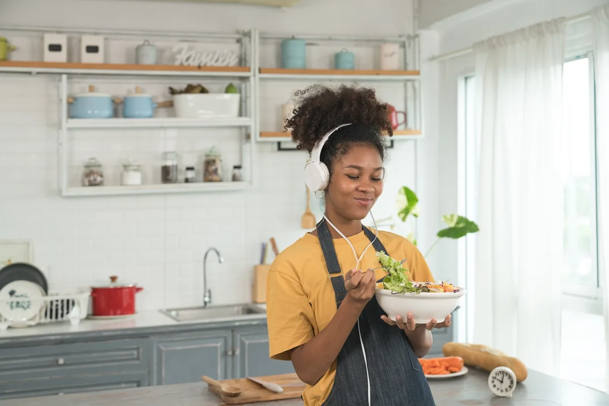 Ouvir música durante as refeições realça o sabor da comida, sugere estudo