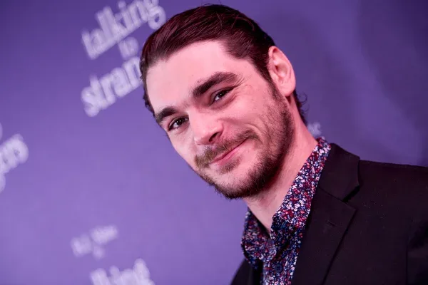 RJ Mitte perdeu dinheiro que ganhou em Breaking Bad por golpe da empresária