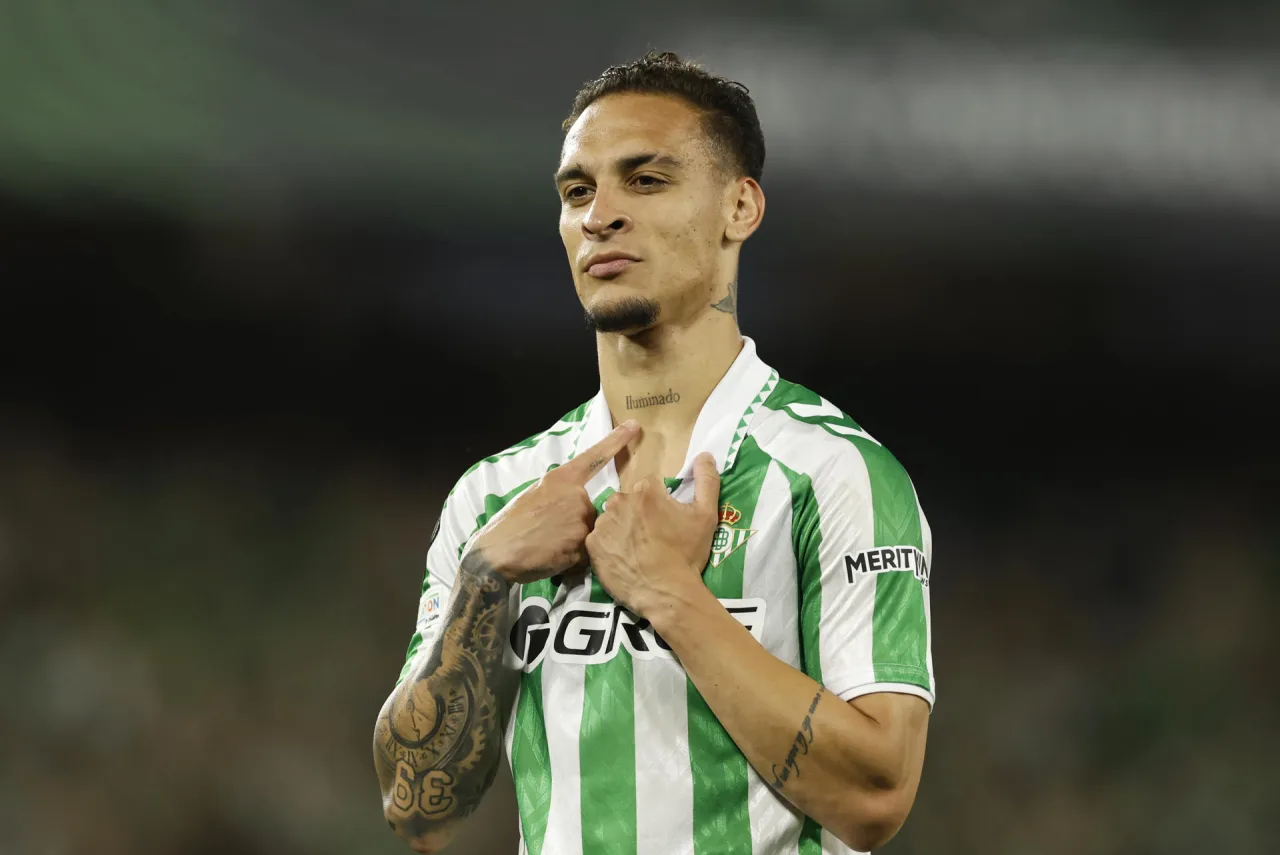 Antony vira dúvida no Betis para jogo da Champions League