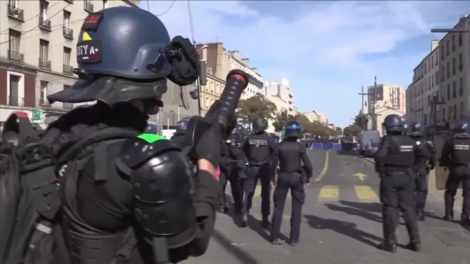 Bloqueios em colégios viram onda de protestos nacionais na França