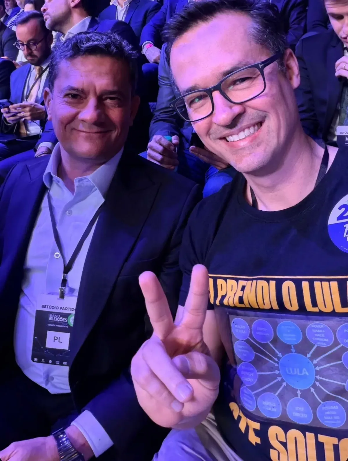 Dallagnol vai com Flávio a debate e usa blusa com PowerPoint da Lava Jato