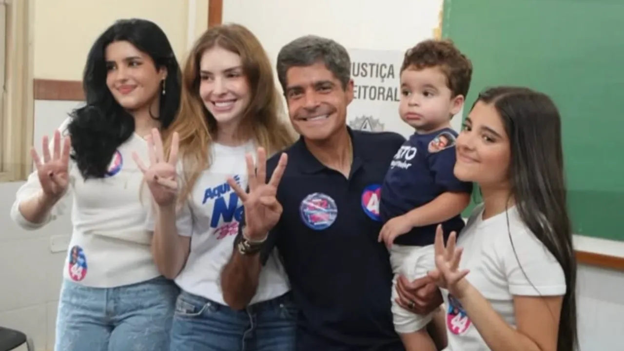ACM Neto vota em Salvador