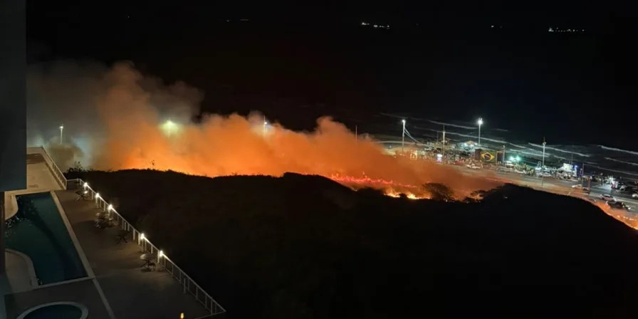VÍDEO: Incêndio é registrado em área de mata na Avenida Litorânea, em São Luís
