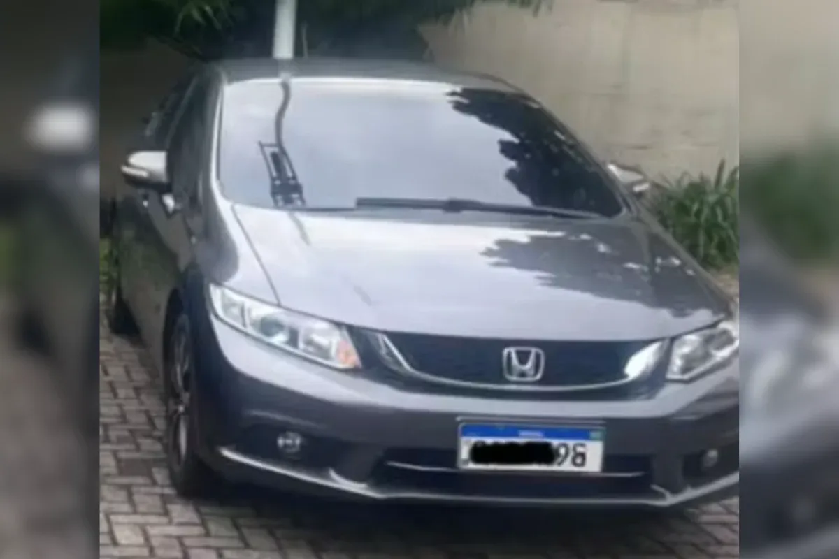 Mulher culpa filhas após ser presa com placa de carro coberta por fita