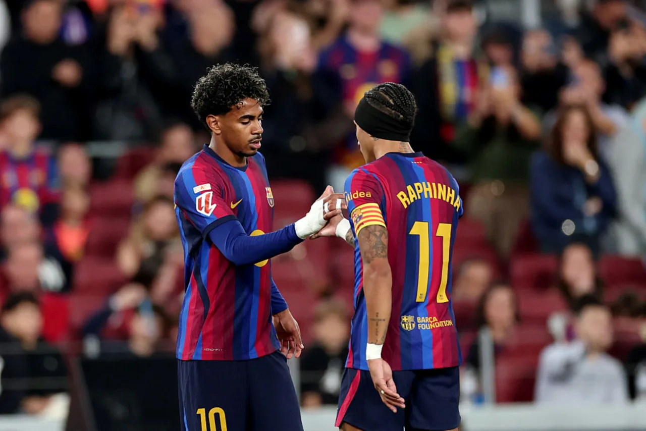 Com dois de Raphinha, Barcelona atropela Alavés e retoma liderança