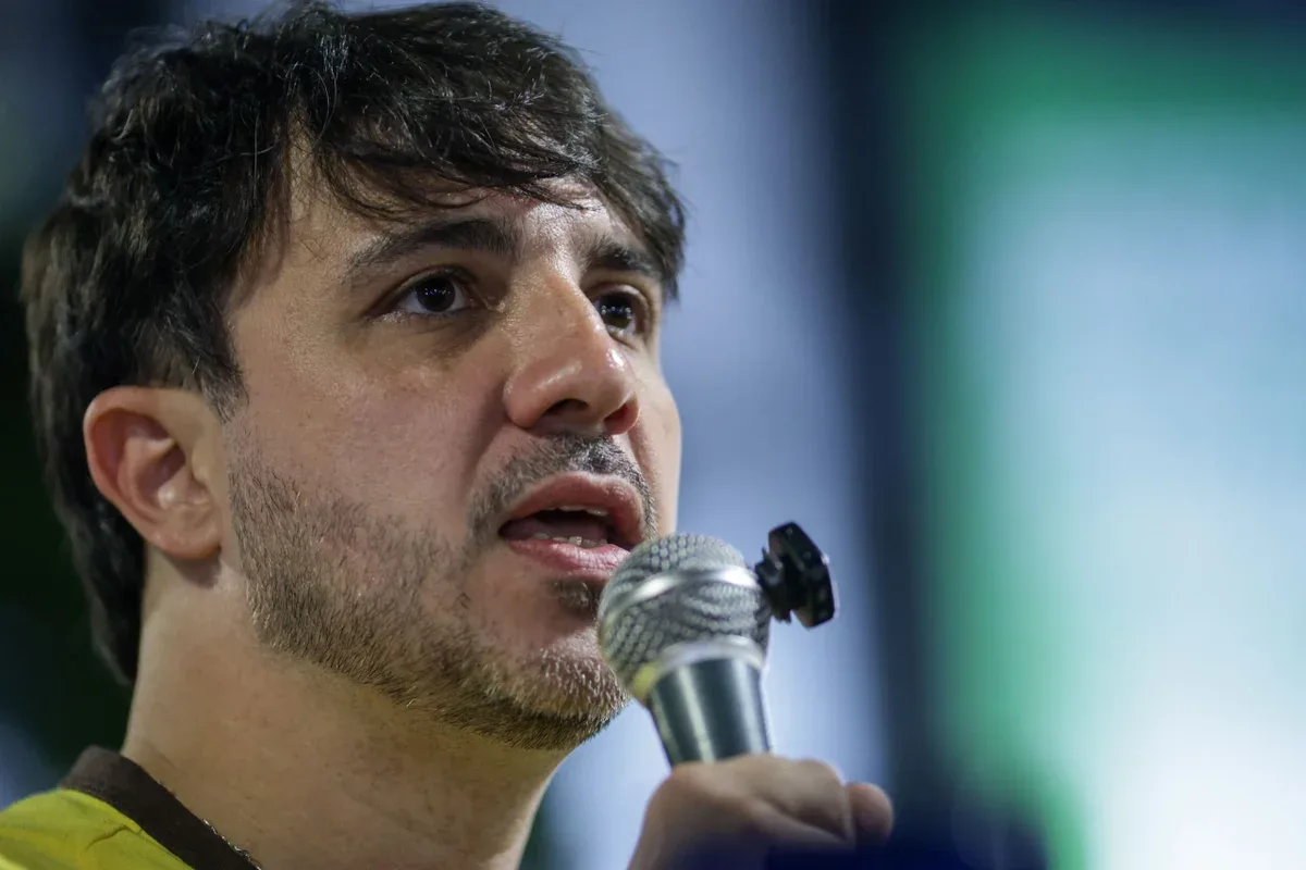“Não é normal terem medo de mim, especialmente o Flávio”, diz Renan Santos