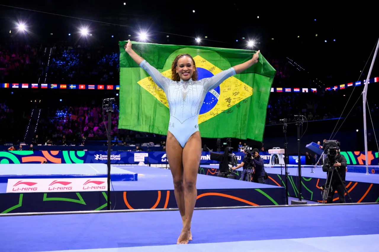 Rebeca Andrade conquista tricampeonato mundial no salto e faz história na ginástica
