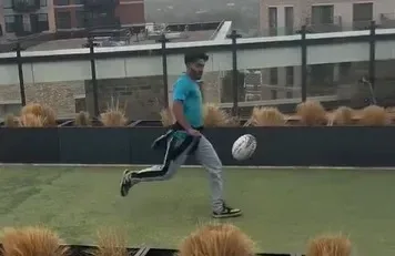 Como um homem chutando uma bola de rugby virou caso de polícia na Inglaterra