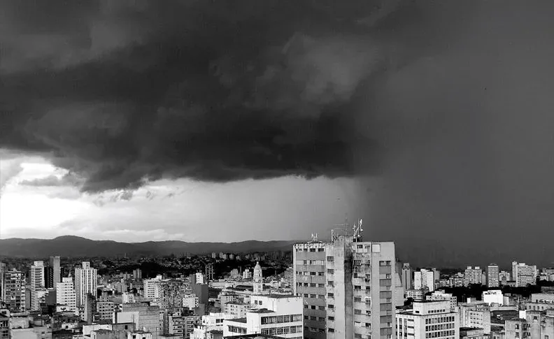 Temporais e ventos de 70 km/h marcam o dia; confira a previsão do tempo de hoje