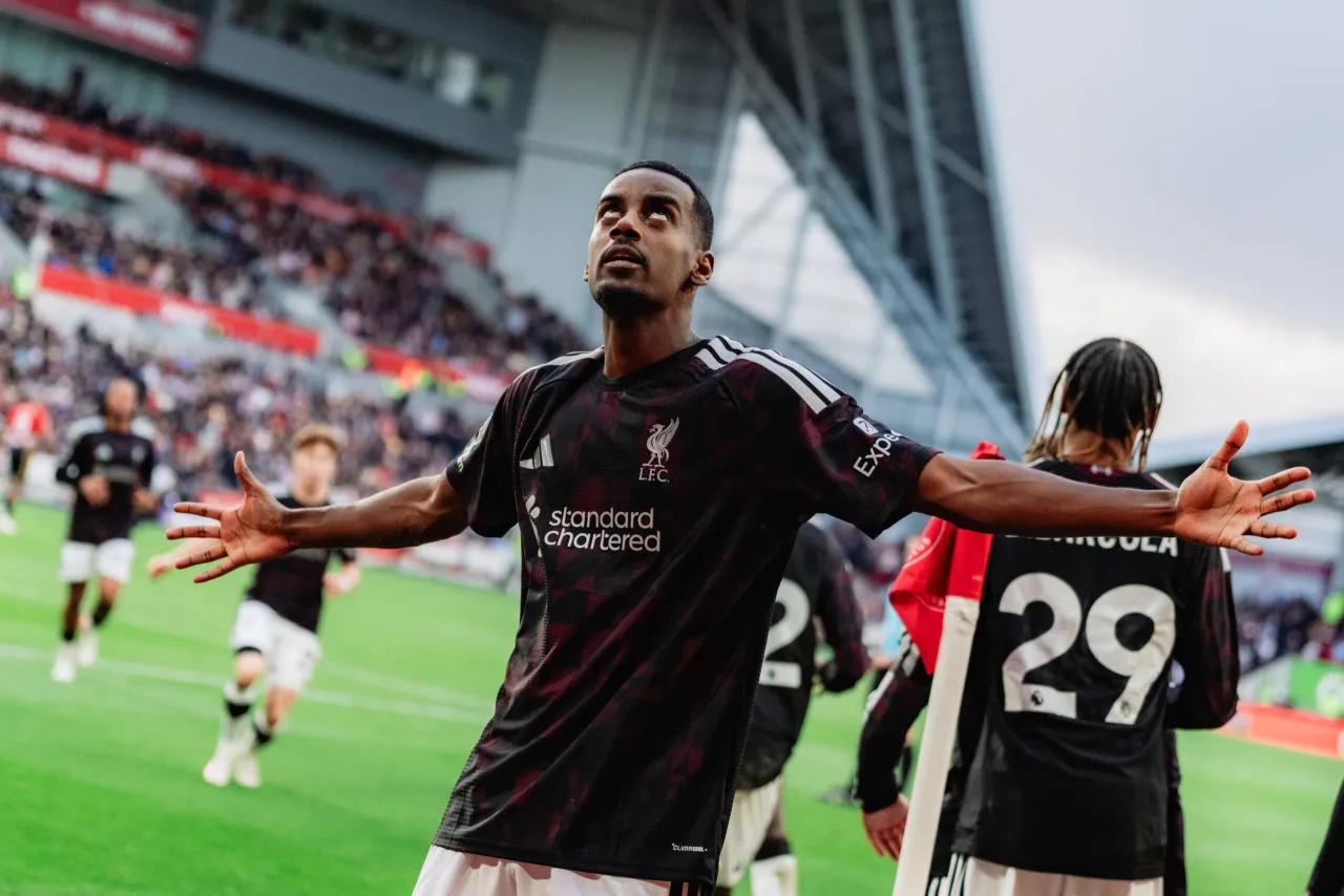 Em jogo com duas expulsões, Liverpool bate o Brentford de virada