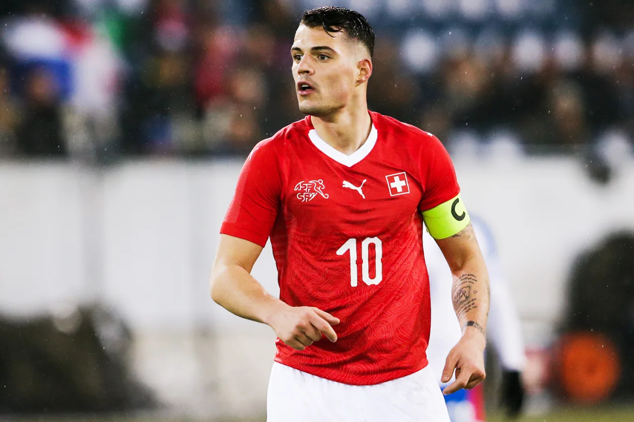 Xhaka e Embolo podem voltar à seleção suíça após polêmica sobre vacinas