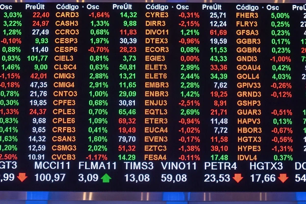 Ibovespa corrige após rali de 8%, mas segue acima dos 205 mil pontos; dólar vai a R$ 4,97