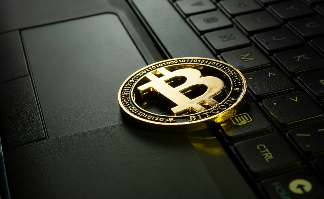 Bitcoin sobe com maior fluxo para ETF da BlackRock desde 2025