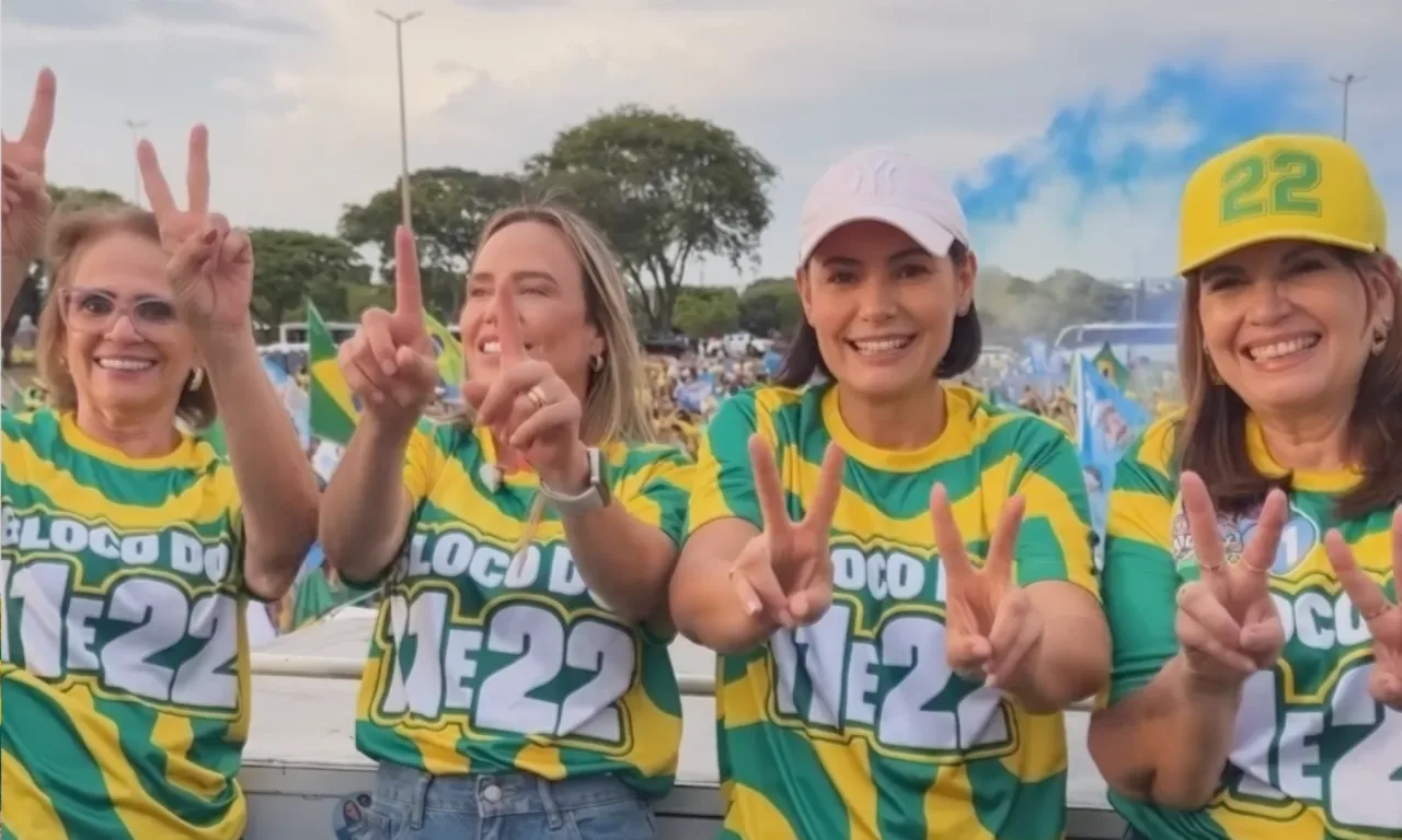 Michelle participa de ato em Brasília com Celina Leão