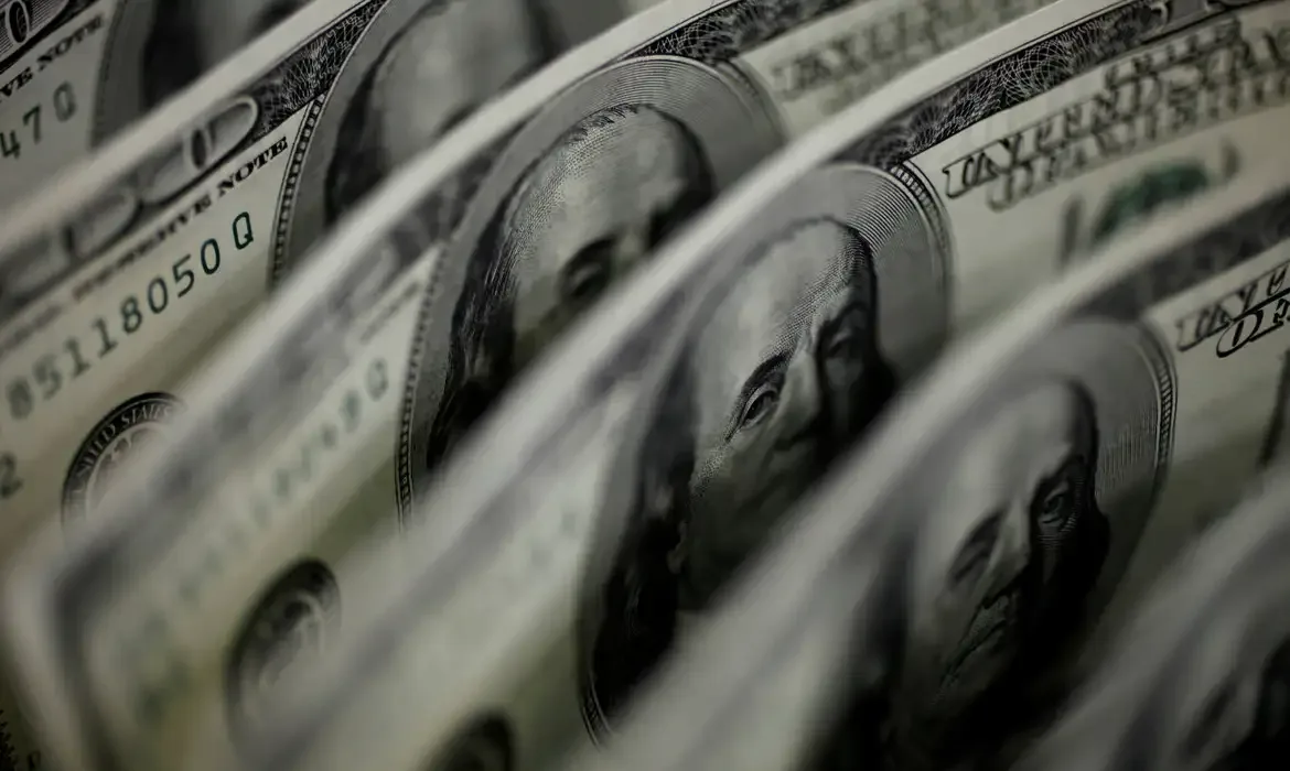 Ibovespa cai 2,68%, e dólar fecha em leve baixa a R$ 5,34