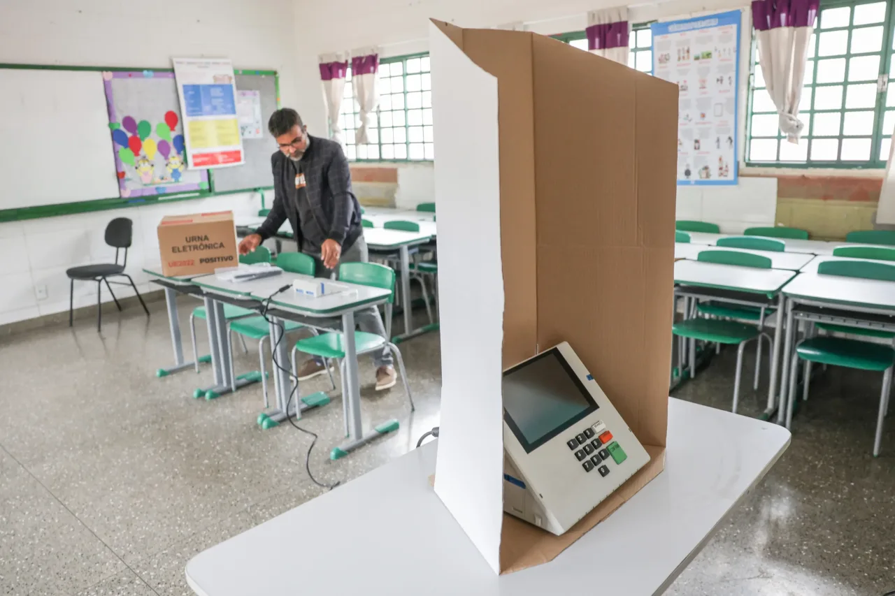 Não votou no 1º turno? Veja como votar no dia 25, justificar a falta e pagar a multa