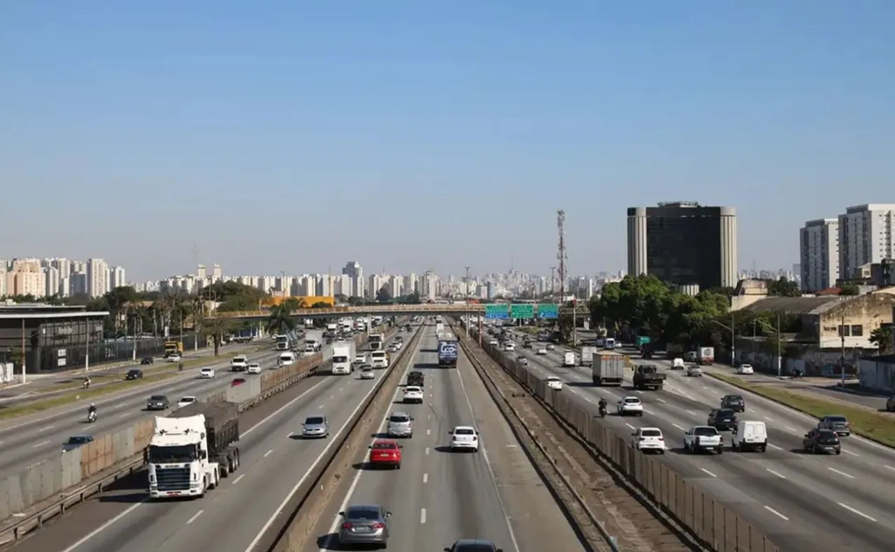 Caminhão tomba e Dutra tem 6 km de congestionamento no sentido capital