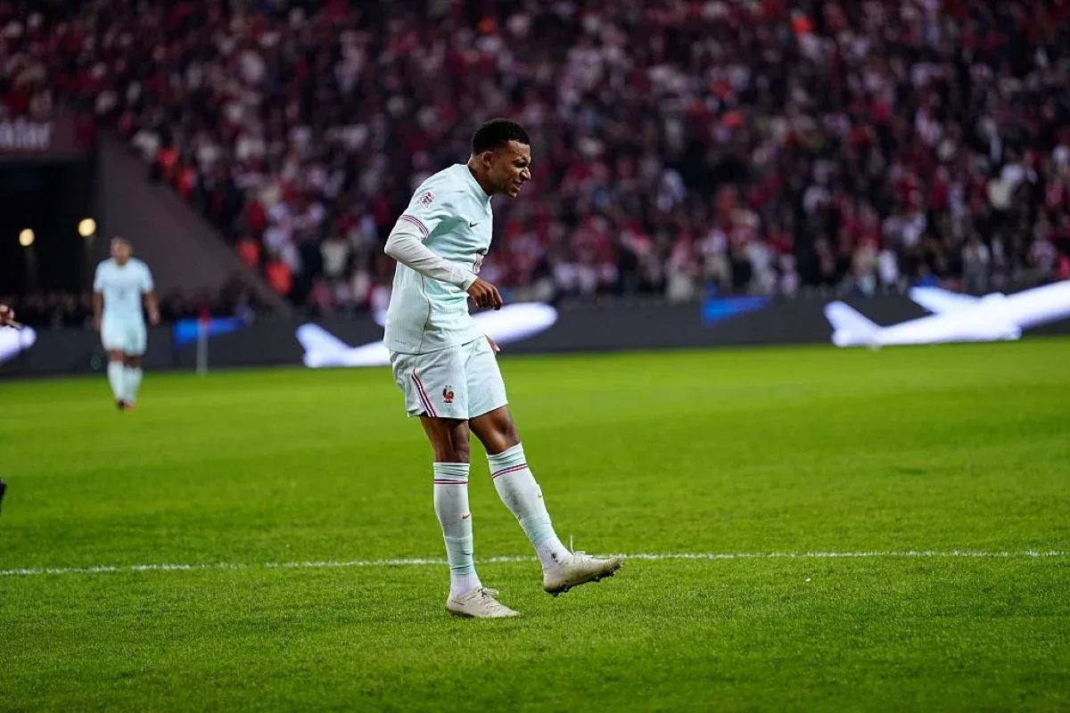 Com lesão no joelho, Kylian Mbappé vai à balada com namorada