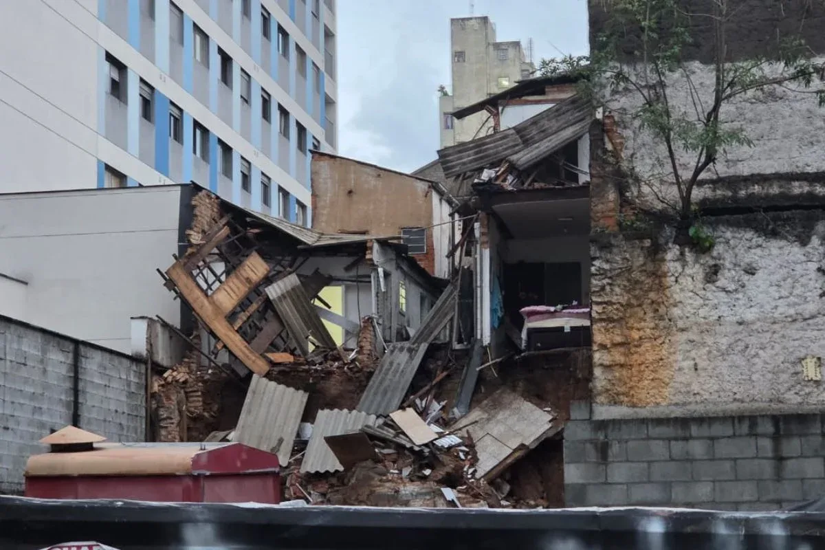 Chuva causa desabamento de quartos de pensão em SP, mas moradora escapa