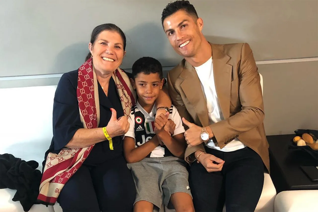 Mãe defende Cristiano Ronaldo e lamenta ‘saída pela porta de trás’