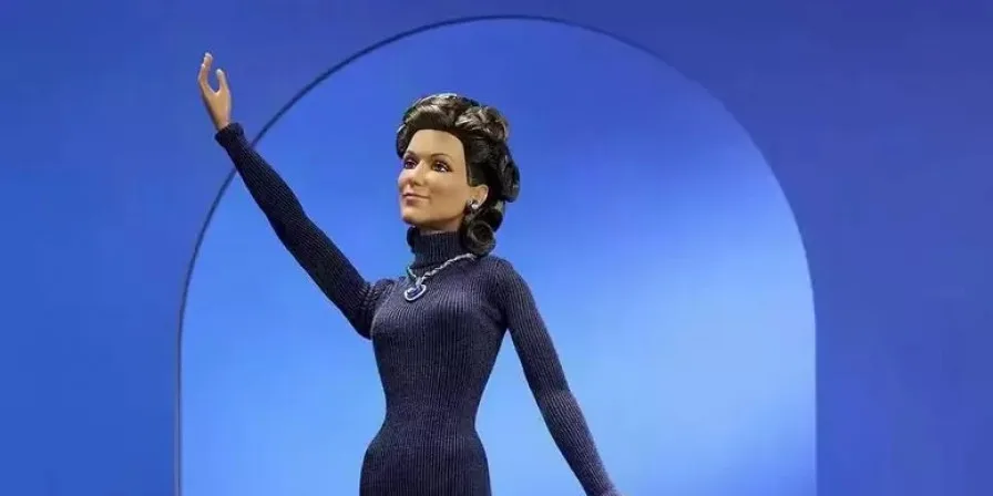 Céline Dion ganha boneca Barbie inspirada em look do Oscar de 1998