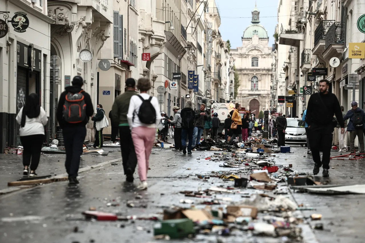 Protestos na França derrubam bolsas europeias e pressionam o euro; entenda