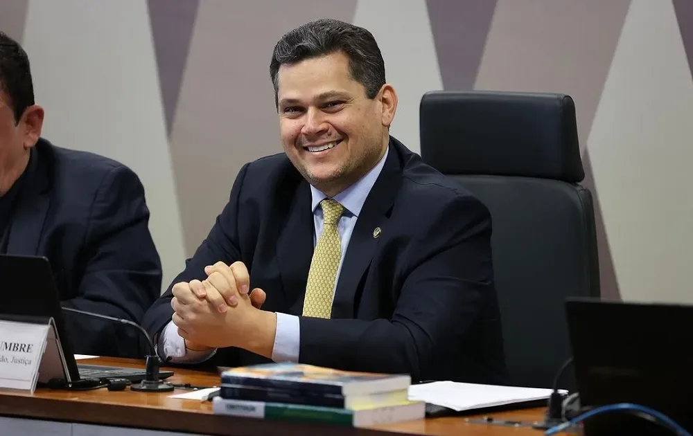 Votação em 2º turno da 6×1 pode ser concluida hoje, diz Alcoumbre
