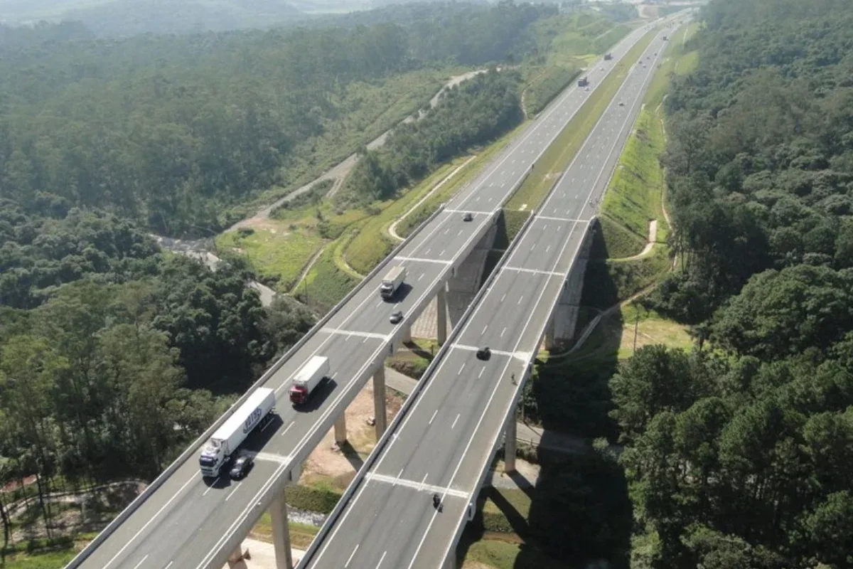 Acidente no Rodoanel deixa 2 feridos; homem está preso nas ferragens