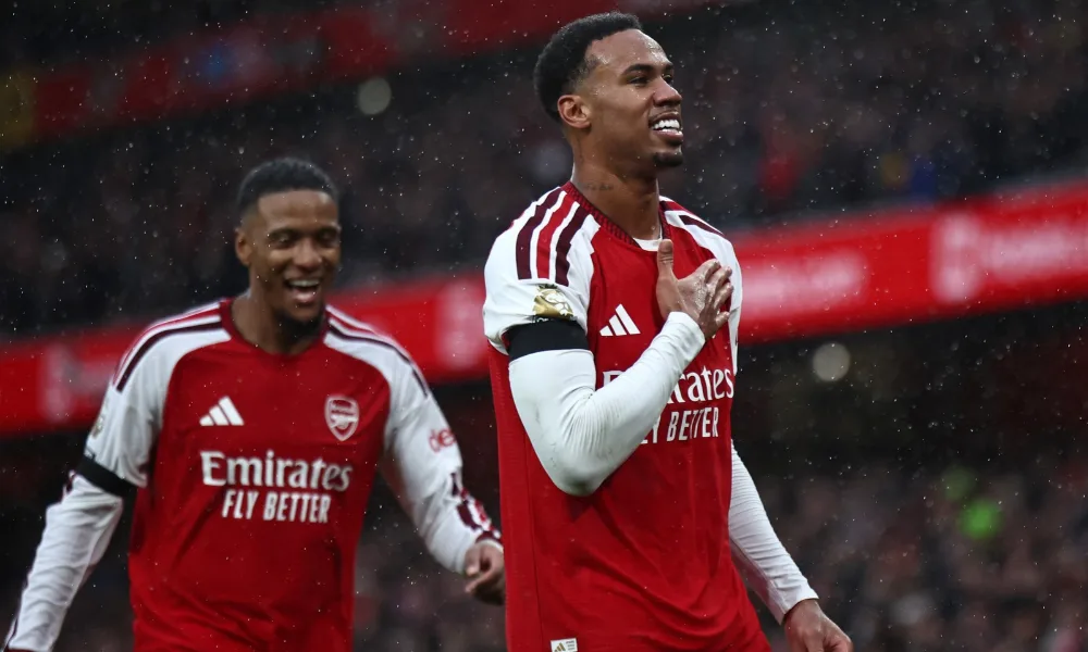 Arsenal vence Everton por 2 a 0 e encosta no City na liderança da Premier League