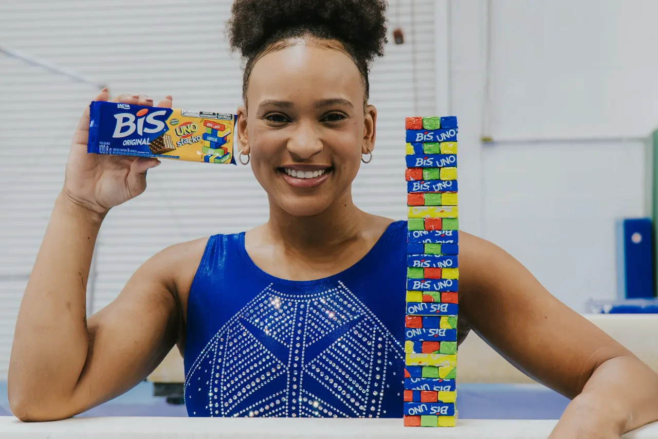 BIS transforma chocolate em jogo de equilíbrio com Rebeca Andrade
