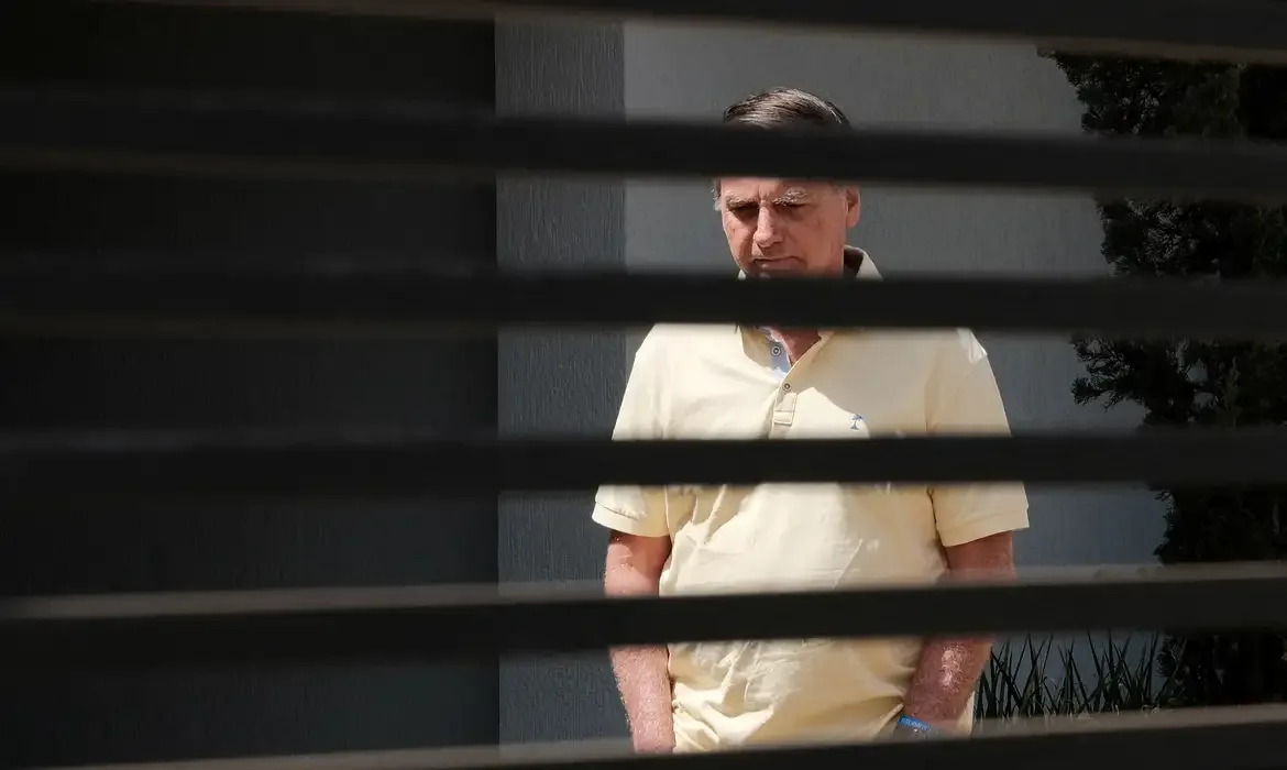 Defesa cita novos fatos e pede revisão da condenação de Bolsonaro