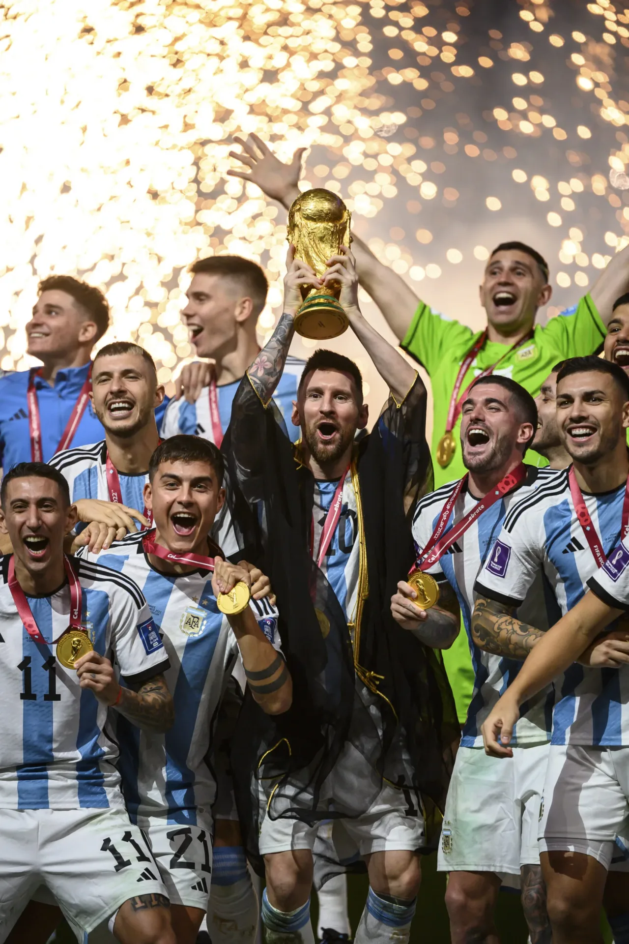 Troféu da Copa do Mundo erguido por Messi na final de 2022 vai a leilão