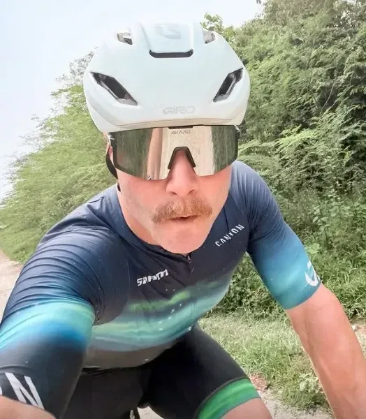 Após GP da Malásia, piloto da F1 percorre quase 350km de bicicleta rumo a Singapura