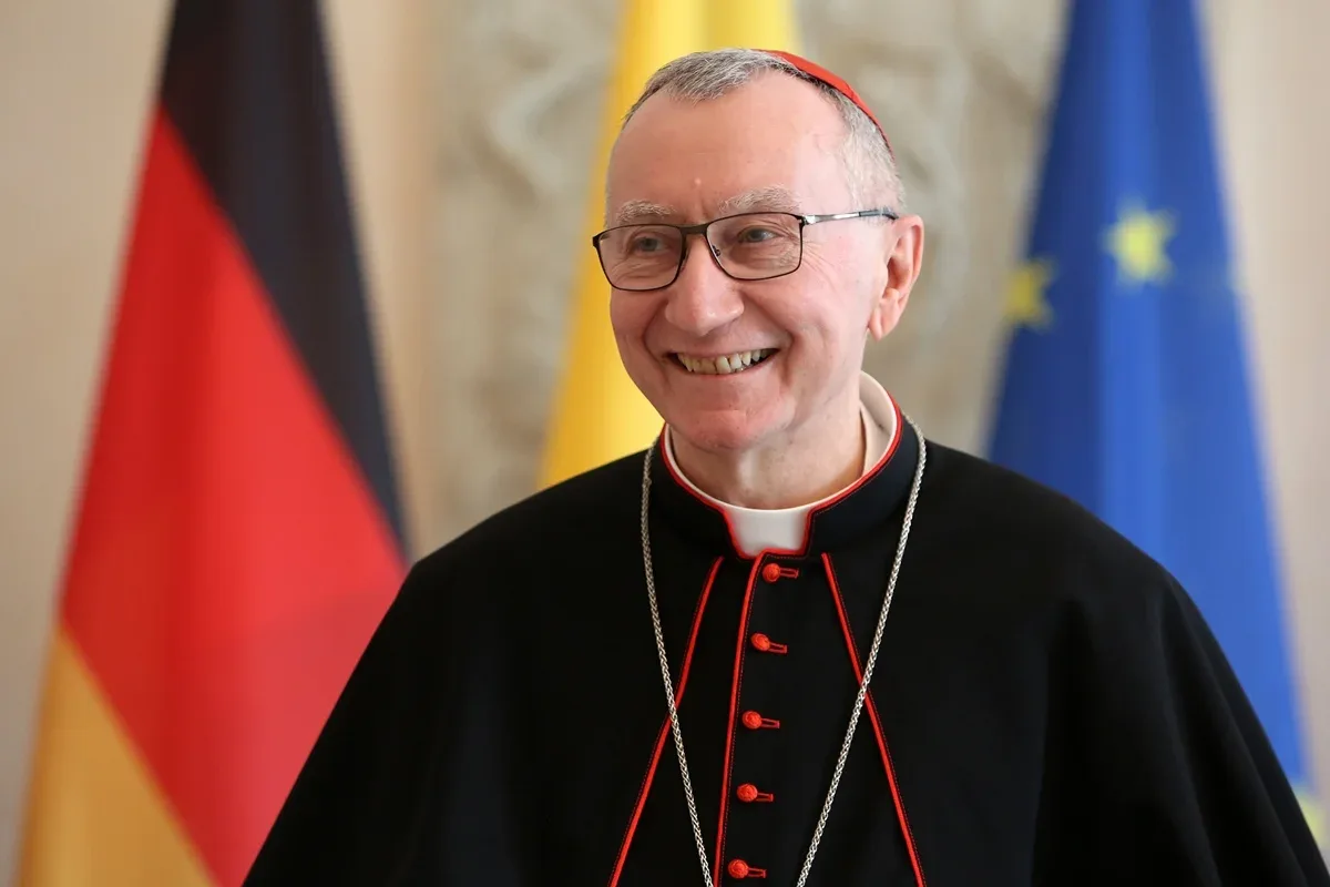 Número dois do Vaticano diz estar preocupado com cirurgia do papa Leão XIV