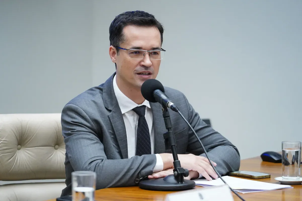 Seis em cada 10 senadores com mandato garantido em 2027 apoiam Flávio