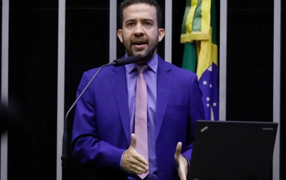 Janones diz que decisão de Nunes Marques sobre “Exército de Lula” é ‘censura’