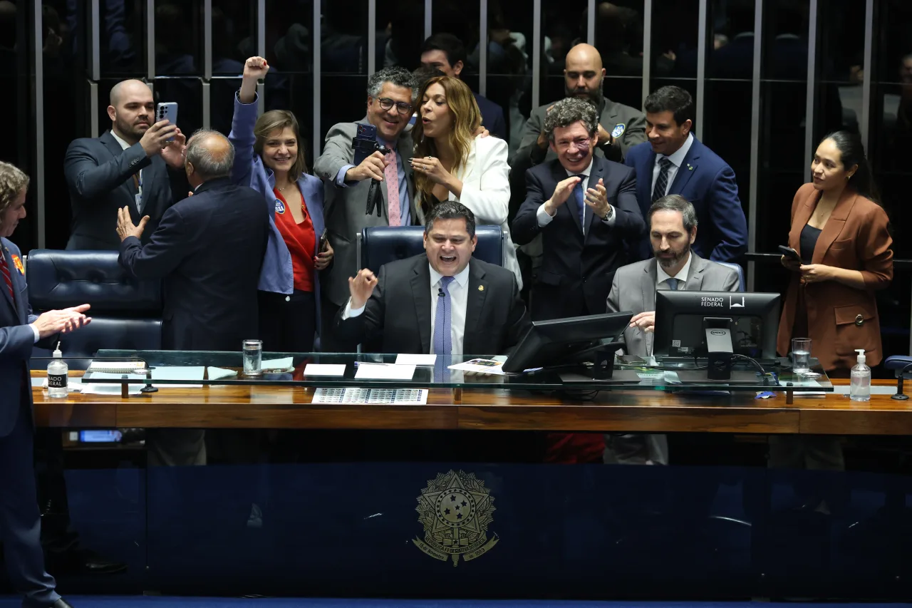 Governistas festejam 6 X 1 e chamam proposta de Flávio de escravidão