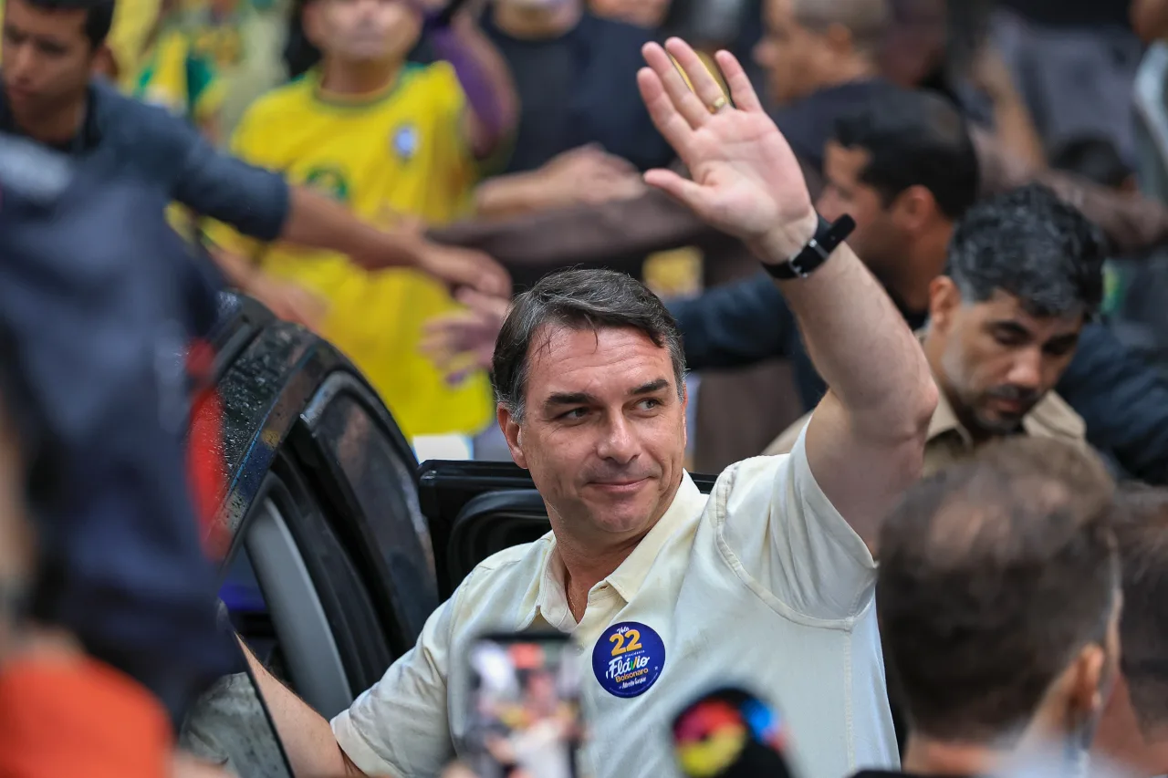 Flávio repete expressão de Trump e diz ser vítima de "caça às bruxas"