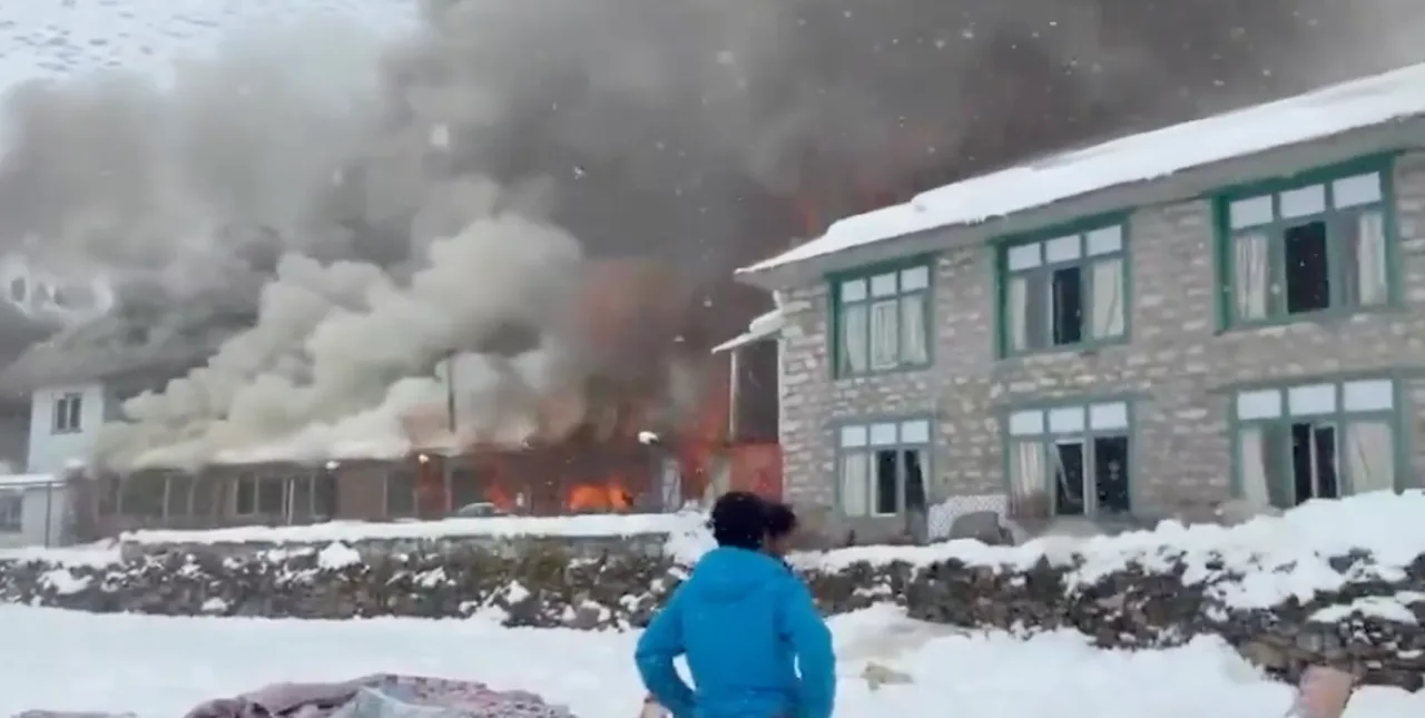 Incêndio destrói hotel próximo ao Everest durante nevasca; assista