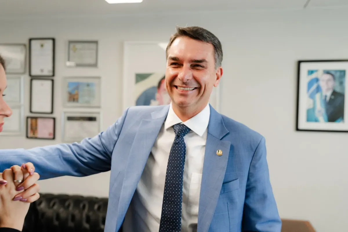 Waack: Flávio deixa o país e a direita busca novo comando