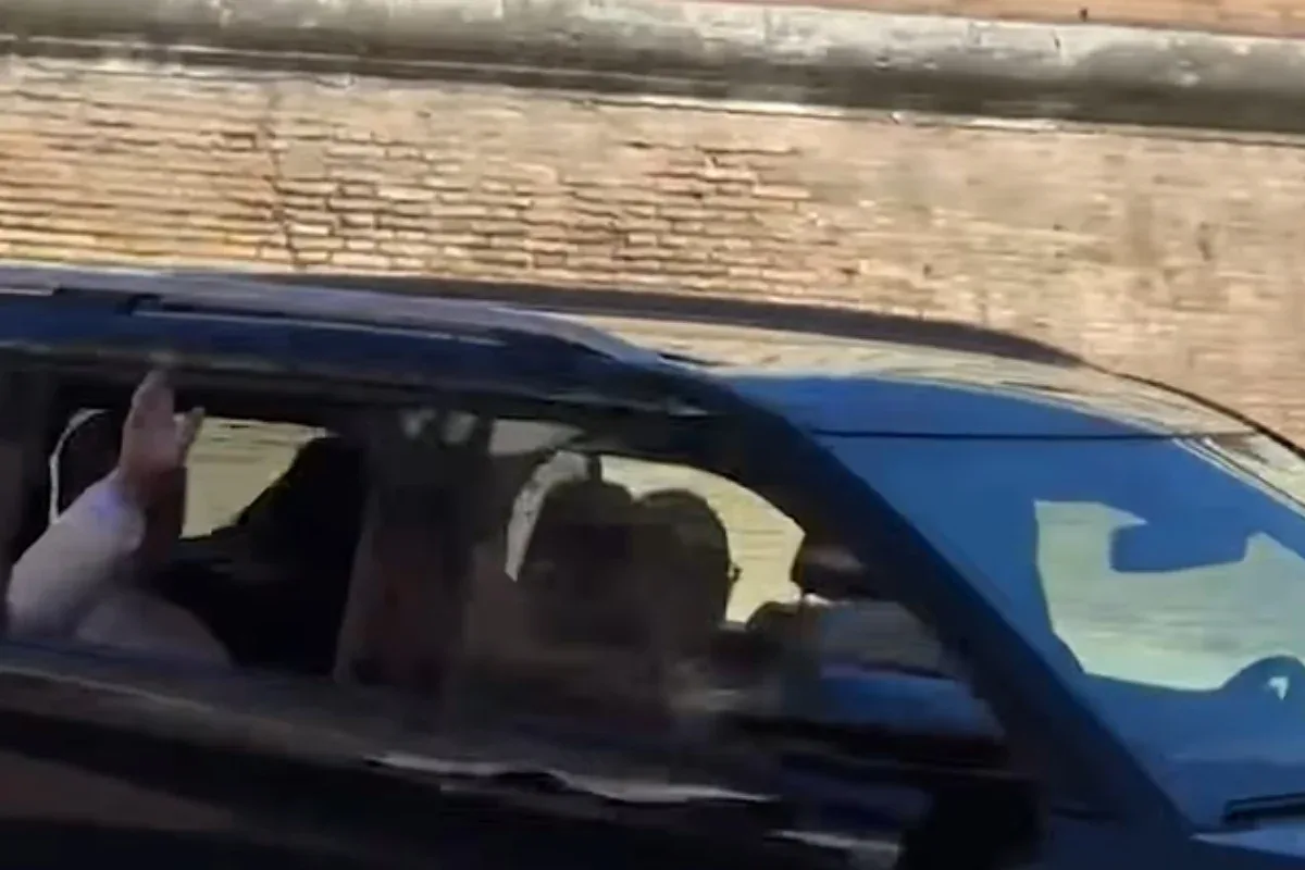 Papa Leão XIV chega ao hospital em Roma para cirurgia de nódulo no pulmão